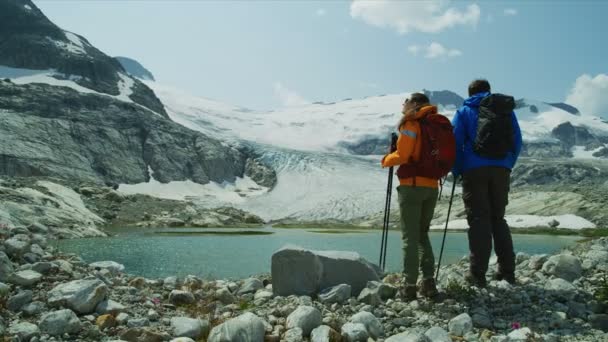 Göl Manzaralı Heli Yürüyüşçüler Erkek Beyaz Erkek Dağ Yürüyüşçüleri Buzul — Stok video