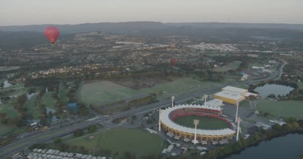 Letecký pohled východ slunce Metricon fotbalový stadion mrakodrapy Austrálie — Stock video