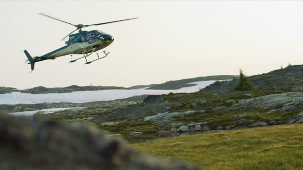 カナダ 9月2018 極端な地形のヘリハイカーとヘリコプターの着陸カナダロッキー山脈ブリティッシュコロンビア — ストック動画