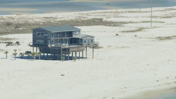 Vista aérea casa sobre pilotes Golfo de México — Vídeo de stock