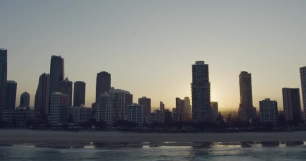 空中夕日サーファーズパラダイス超高層ビルゴールドコーストオーストラリア — ストック動画