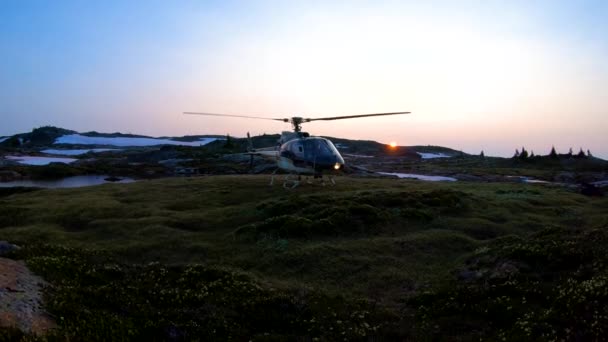 Kanada 2018 Szeptember Helikopter Naplementekor Heli Túrázókkal Havas Hegyekben Kanadai — Stock videók