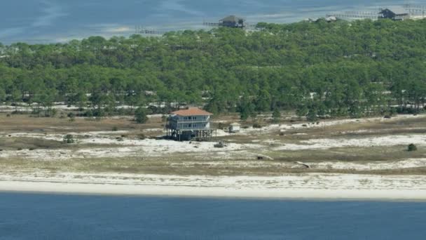 Luftaufnahme weißer Sandstrand Stelzenhaus Florida — Stockvideo