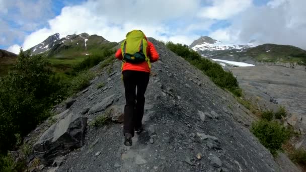 Pov Ambitiös Vit Kvinna Vandring Uppför Åsen Med Ryggsäck För — Stockvideo