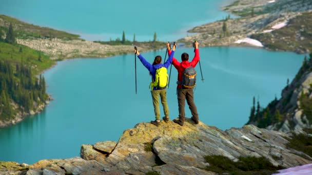 Aktivní Pes Fena Heli Turistika Extrémním Vysokohorském Terénu Těší Úspěchu — Stock video