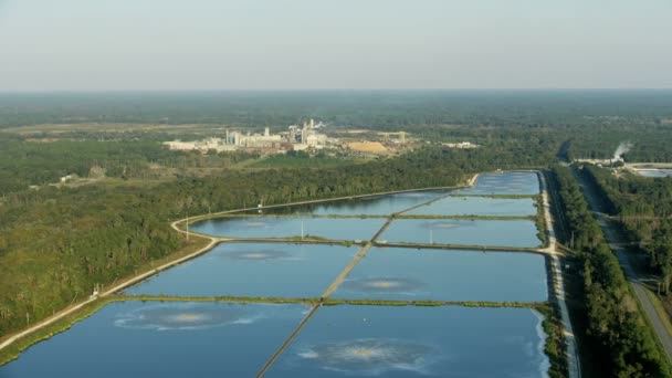 Vista Aérea Los Estanques Sedimentación Efluentes Fábrica Pasta Papel Industrial — Vídeos de Stock