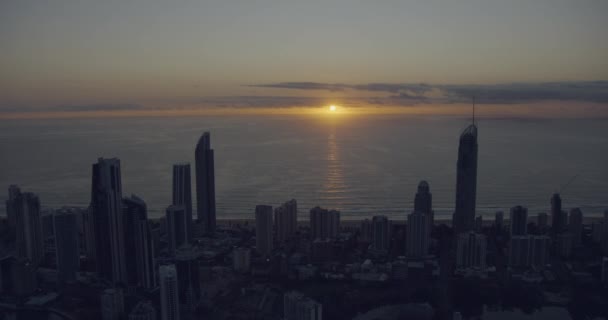 Vista aérea do nascer do sol Surfistas Paraíso arranha-céu Costa dourada — Vídeo de Stock