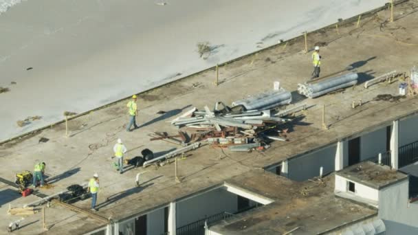 佛罗里达州 2018年11月 美国佛罗里达州强烈风暴过后 建筑工人在墨西哥海滩修复被飓风破坏的酒店公寓的空中景观 — 图库视频影像