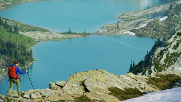 Výhled Jezero Heli Hiker Žena Mladý Kavkazský Traveler Hiking Scénický — Stock video
