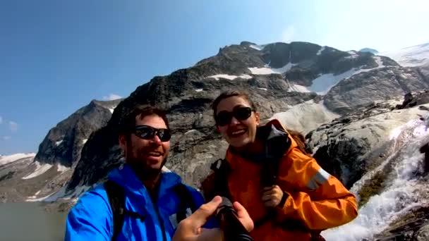 Aventuriers Réussis Excités Jeune Couple Caucasien Prenant Selfie Portrait Tandis — Video