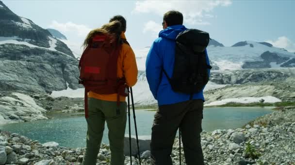 Caminhantes Heli Caminhadas Ativas Masculinas Femininas Caucasianas Perto Lago Glacial — Vídeo de Stock