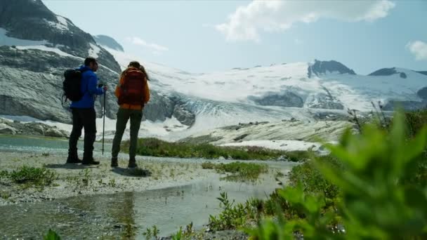 Výhled Jezero Heli Turisté Mužské Ženské Mladé Kavkazské Cestovatele Pěší — Stock video