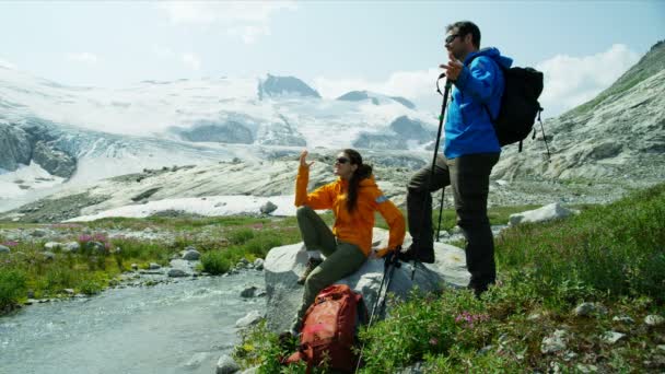 Активні Люди Відпочивають Високогірній Місцевості Відпочиваючи Льодовику Під Час Яскравого — стокове відео