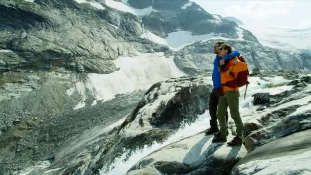 Молоді Люди Які Подорожують Високогірній Місцевості Відпочивають Біля Льодовикового Водоспаду — стокове відео