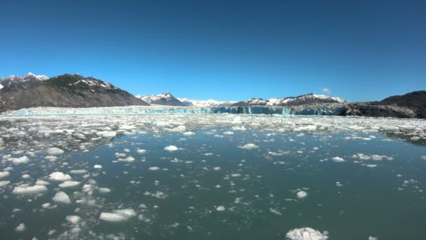 Bruten is från glaciären Norra halvklotet Amerika — Stockvideo