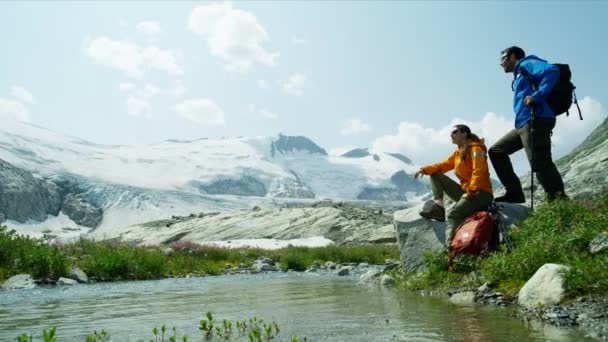 Aktive Menschen Freizeitwandern Extremen Hochgebirgslandschaften Entspannen Sich Gletscherfluss Hellen Sonnenlicht — Stockvideo