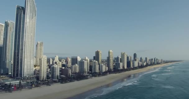 Vista aérea Surfistas Paraíso arranha-céus resort Costa de ouro — Vídeo de Stock