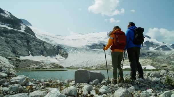 氷河湖による極端な屋外の山の荒野で健康的なアクティブな若者のレジャーハイキング ブリティッシュ コロンビア州 — ストック動画