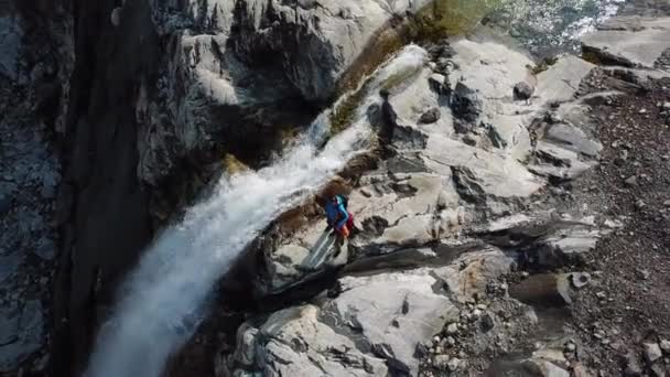 位于加拿大不列颠哥伦比亚省冰川瀑布附近的白种人远足年轻夫妇的空中俯瞰 — 图库视频影像