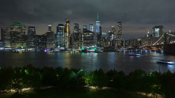 Timelapse osvětlení noční trajekt pohled New York City — Stock video
