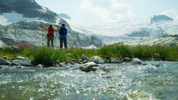 Randonneurs Heli Race Blanche Hommes Femmes Observant Des Paysages Près — Video