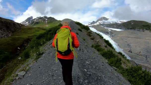 Pov Van Vrouwelijke Kaukasische Wandelaar Loopt Langs Bergkam Richting Gletsjer — Stockvideo