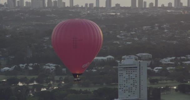 Flyg soluppgång varmluft Ballong stad skyskrapor Australien — Stockvideo