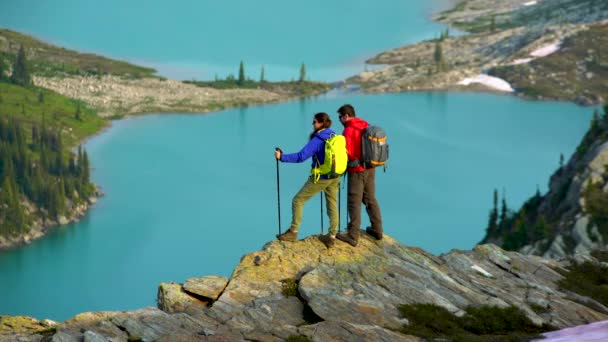 Výhled Jezero Heli Hikers Male Female Young Kavkazský Travelers Hiking — Stock video