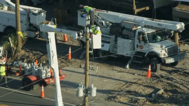 佛罗里达 2018年11月 美国墨西哥湾最近一场严重风暴中 使用车辆修理断电线路的邮递员的空中照片 — 图库视频影像