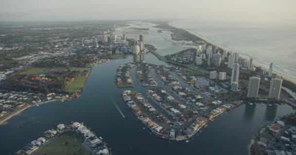 Vista aérea casas residenciales frente al mar Costa de oro Queensland — Vídeos de Stock