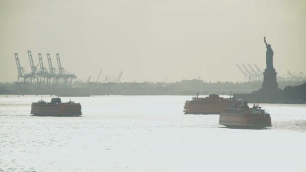 Ferries comerciales que pasan por la Estatua de la Libertad EE.UU. — Vídeo de stock