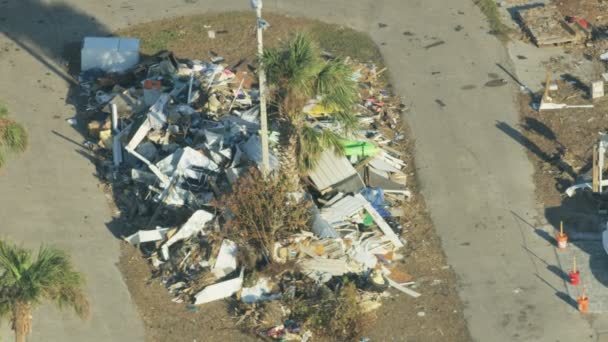 Propiedad de escombros vista aérea arruinada por oleada de tormenta — Vídeos de Stock