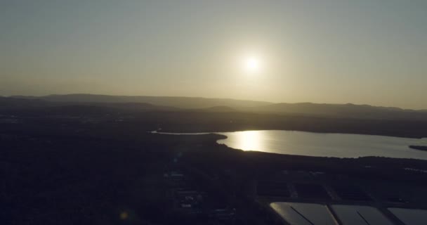 Vista aérea reservatório lago pôr-do-sol subúrbios Queensland Austrália — Vídeo de Stock