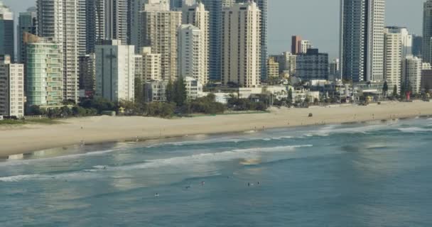 Vista aérea Surfers Paradise resort arranha-céus condomínios Austrália — Vídeo de Stock