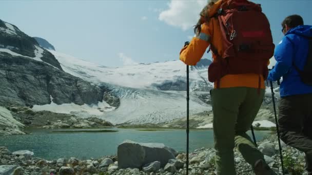 在加拿大夏天 年轻的海莉徒步旅行者 白种人 一对走在冰封的高山湖畔 — 图库视频影像