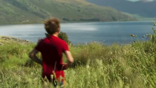 田径运动白种人男子赛跑选手田径比赛耐力训练瓦卡蒂普湖国家公园 — 图库视频影像
