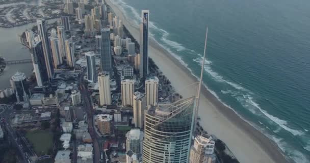 Flygfoto skymning vy Q1 Skyskrapa människor klättertorn — Stockvideo