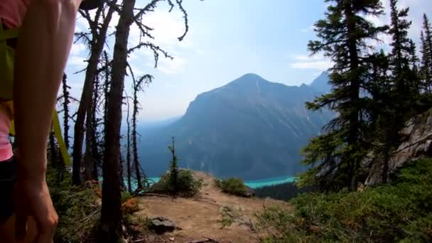 POV joven excursionista femenina en la cima de la montaña Canadá — Vídeo de stock