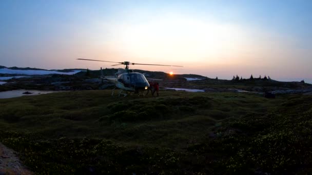 Canada September 2018 Sunset View Helicopter Landing Heli Hikers Snowy — Stockvideo