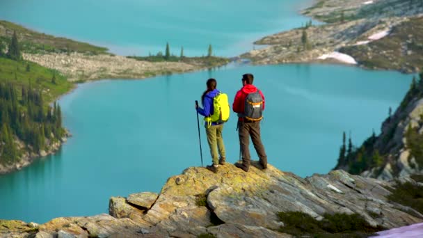 Giovane Avventuroso Maschio Femmina Heli Escursionisti Turisti Caucasici Guardando Lago — Video Stock