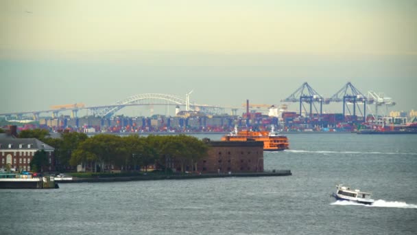 New York November 2018 Staten Island Commuter Ferry Passing Governors — Stock Video