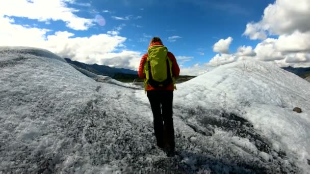 Пов Жіночого Кавказького Туриста Який Перетинає Морену Покриває Танення Снігу — стокове відео