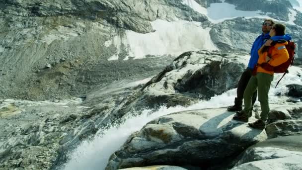 Aktif Insanlar Yüksek Dağlık Arazide Yürüyüş Yaparken Buzul Nehri Şelalesinde — Stok video