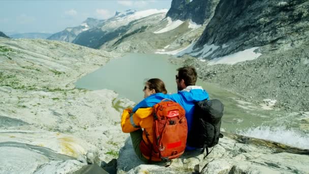 Aktivní Lidé Volný Čas Pěší Turistika Vysokohorském Terénu Posezení Relaxaci — Stock video