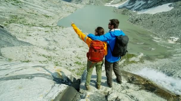 Caminhantes Brancos Masculinos Femininos Heli Vendo Paisagens Perto Lago Glacial — Vídeo de Stock