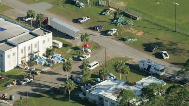 Aerial community buildings receiving FEMA hurricane emergency supplies — Stock Video