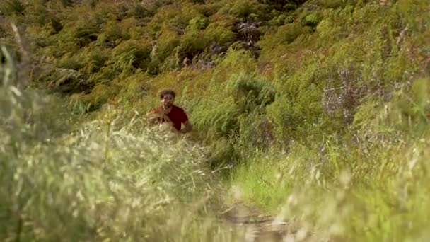 Active Caucasian Male Trail Runner Enjoying Training Running Outdoor Grass — Stock Video