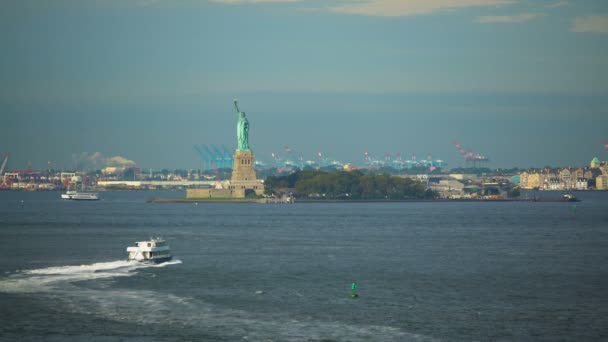 Estatua de la Libertad y la Bahía Alta transbordadores comerciales — Vídeo de stock