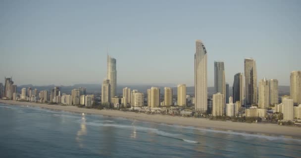 Vista aérea Surfistas Paraíso arranha-céus Costa dourada Queensland — Vídeo de Stock