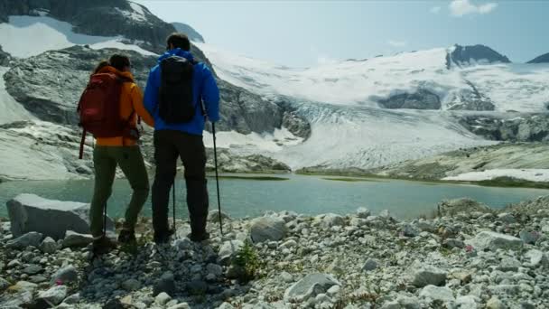 Aktif Insanlar Yüksek Dağlık Arazide Yürüyüş Yapıyor Buz Dağının Altında — Stok video
